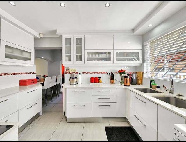 3 BEDROOM PROPERTY TO RENT IN RONDEBOSCH EAST